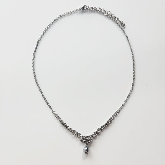 Dainty silver Hematite pearl chainmaille choker necklace with a delicate chain - Picture 5 of 7